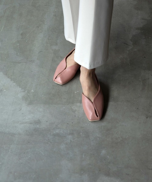 marjour（マージュール）の「SLIT TOE PUMPUS（パンプス・レディース・ブラック/ピンクベージュ・S/M/L/LL）」の4枚目の写真