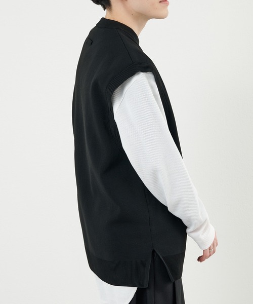 COLONY 2139（コロニートゥーワンスリーナイン）の「エステルヤーンクルーネックベスト（ベスト・メンズ・ブラック/ライトグレー/サックスブルー・MEDIUM/LARGE）」の6枚目の写真