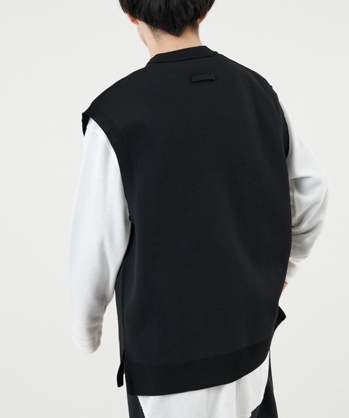 COLONY 2139（コロニートゥーワンスリーナイン）の「エステルヤーンクルーネックベスト（ベスト・メンズ・ブラック/ライトグレー/サックスブルー・MEDIUM/LARGE）」の7枚目の写真