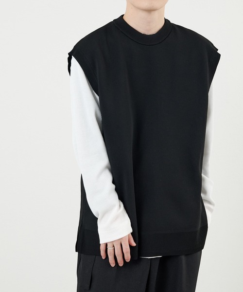 COLONY 2139（コロニートゥーワンスリーナイン）の「エステルヤーンクルーネックベスト（ベスト・メンズ・ブラック/ライトグレー/サックスブルー・MEDIUM/LARGE）」の4枚目の写真