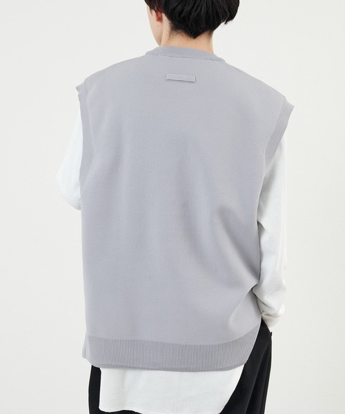 COLONY 2139（コロニートゥーワンスリーナイン）の「エステルヤーンクルーネックベスト（ベスト・メンズ・ブラック/ライトグレー/サックスブルー・MEDIUM/LARGE）」の13枚目の写真