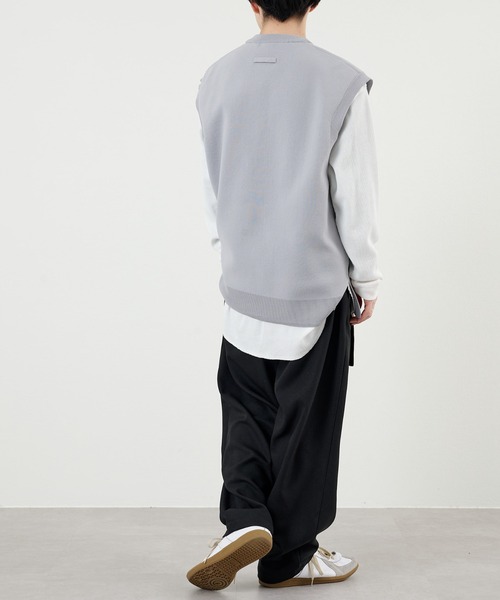 COLONY 2139（コロニートゥーワンスリーナイン）の「エステルヤーンクルーネックベスト（ベスト・メンズ・ブラック/ライトグレー/サックスブルー・MEDIUM/LARGE）」の16枚目の写真