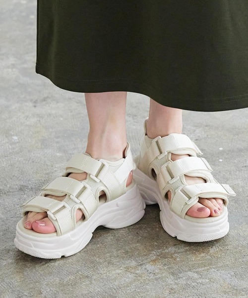 KOBE LETTUCE(コウベレタス)の「3ベルトスポーツサンダル(サンダル・レディース・アイボリー/グレー系その他/ブラック×ホワイト/ベージュ/ブラック×ブラック・L/LL/M/S)」の2枚目の写真