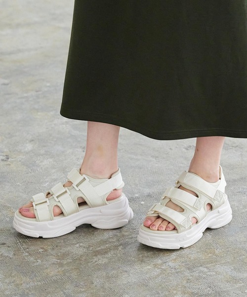 KOBE LETTUCE(コウベレタス)の「3ベルトスポーツサンダル(サンダル・レディース・アイボリー/グレー系その他/ブラック×ホワイト/ベージュ/ブラック×ブラック・L/LL/M/S)」の8枚目の写真