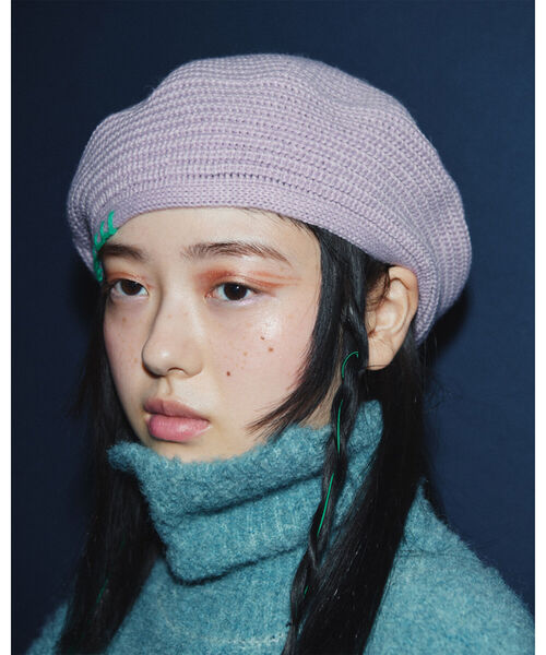 Ray BEAMS(レイビームス)の「Ray BEAMS / ニット ステッチ ベレー帽(ハンチング/ベレー帽・レディース・オフホワイト/ブラック/パープル・ONE SIZE)」の1枚目の写真