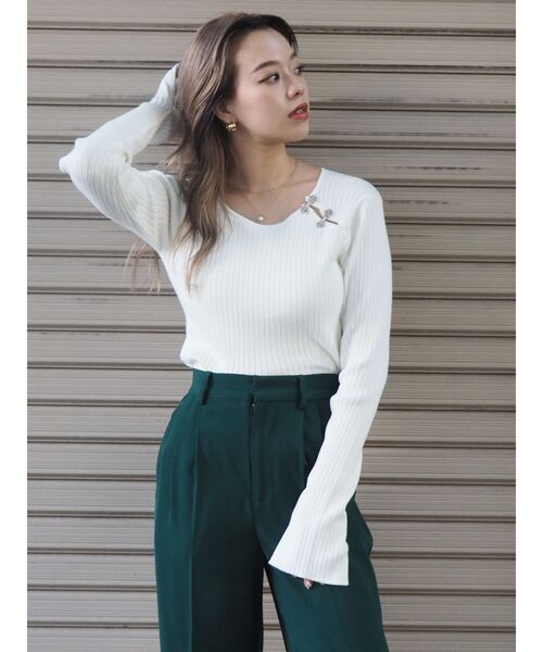 EVRIS（エヴリス）の「フロックボタンタイトニットトップス（ニット/セーター・レディース・ホワイト/ブラック/グリーン・FREE）」の2枚目の写真