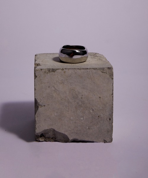 JUNRED(ジュンレッド)の「ital. from JUNRed / wavy ring thick(リング・メンズ・シルバー・L/S)」の3枚目の写真