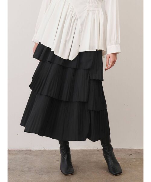 ELENDEEK(エレンディーク)の「プリーツティアードスカート(スカート・レディース・ブラック/カーキ・01/02)」の2枚目の写真