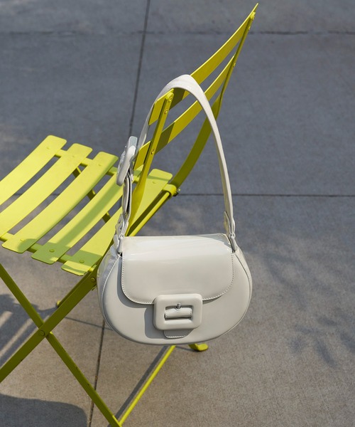 完売品　Lula ルラ パテントバックルバッグチャールズアンドキース本日限定価格 美品CHARLES&KEITH Lulaルラパテントバックルバッグ - メルカリ