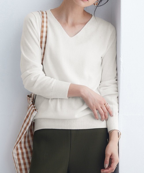 nissen(ニッセン)の「洗えるUVカット綿100%Vネックニット(ニット/セーター・レディース・グリーン/ピンク系/ライトベージュ/ブラック/オフホワイト/ブルー/杢グレー/チャコールグレー/ラベンダー・LL/L/M/S)」の11枚目の写真