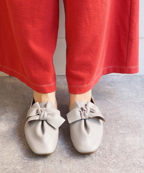 あしながおじさん（アシナガオジサン）の「リボンバブーシュ　1310190（パンプス・レディース・プラチナム/ライトグレー/ライトグリーン/ブラック/ベージュ/ブラック系その他/ナチュラル/ライトブルー/ネイビー/ピンク・22.5cm/23.0cm/23.5cm/24.0cm/24.5cm）」の4枚目の写真