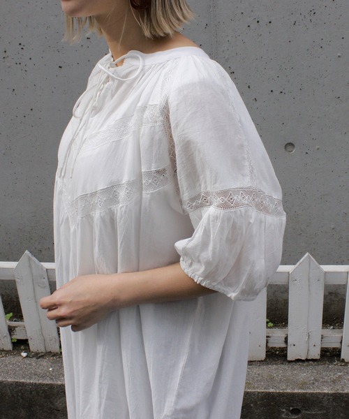 Fizz（フィズ）の「【Fizz/フィズ】　レース使いボリューム袖ワンピース（ワンピース・レディース・ブラック/オフホワイト/ダークブルー/グレイッシュベージュ・M）」の8枚目の写真