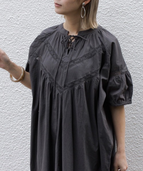 Fizz（フィズ）の「【Fizz/フィズ】　レース使いボリューム袖ワンピース（ワンピース・レディース・ブラック/オフホワイト/ダークブルー/グレイッシュベージュ・M）」の12枚目の写真
