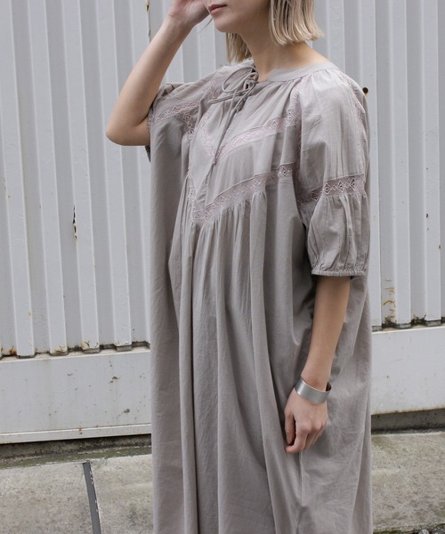 Fizz（フィズ）の「【Fizz/フィズ】　レース使いボリューム袖ワンピース（ワンピース・レディース・ブラック/オフホワイト/ダークブルー/グレイッシュベージュ・M）」の17枚目の写真