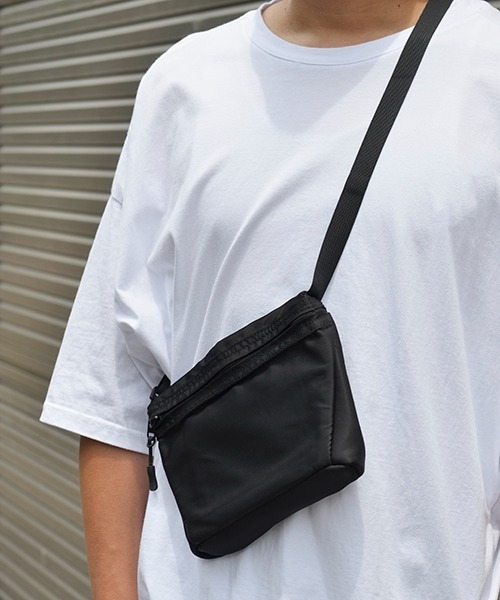 Fun & Daily(ファンアンドデイリー)の「F&D : Nylon Shoulder Bag(ショルダーバッグ・メンズ・オレンジ/ネイビー/ブラック・FREE)」の8枚目の写真