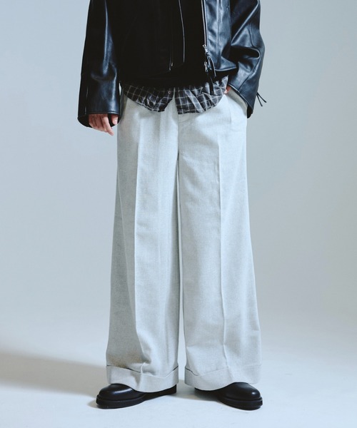 Camphor wood（カンファーウッド）の「2tuck wide baggy slacks