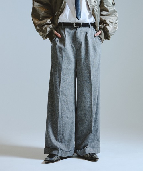 Camphor wood（カンファーウッド）の「2tuck wide baggy slacks