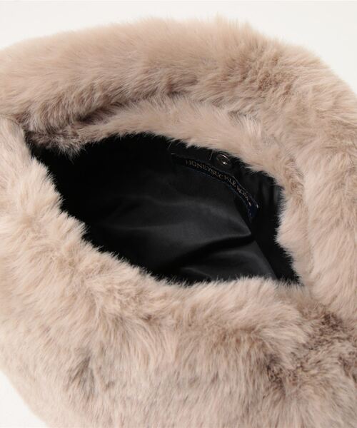 HONEYSUCKLE ROSE(ハニーサックルローズ)の「【HONEYSUCKLE ROSE】フェイクファーワンハンドルバッグ(ハンドバッグ・レディース・ベージュ/グレー・ONE SIZE)」の5枚目の写真