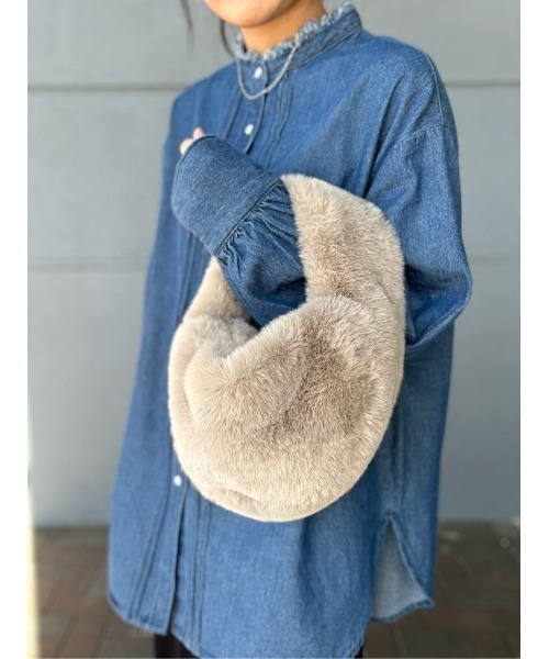 HONEYSUCKLE ROSE(ハニーサックルローズ)の「【HONEYSUCKLE ROSE】フェイクファーワンハンドルバッグ(ハンドバッグ・レディース・ベージュ/グレー・ONE SIZE)」の1枚目の写真