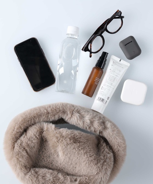 HONEYSUCKLE ROSE(ハニーサックルローズ)の「【HONEYSUCKLE ROSE】フェイクファーワンハンドルバッグ(ハンドバッグ・レディース・ベージュ/グレー・ONE SIZE)」の6枚目の写真