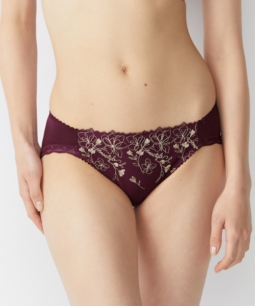 AMOSTYLE BY Triumph(アモスタイルバイトリンプ)の「【背中すっきり!後ろ姿も気を抜かないブラ&ショーツセット】チャーミングラマースリムラインDeepV ブラ&ショーツセット ラインアートステッチ【B,C,Dカップ】AMST1410 WHU2 + Hikini JX(ブラ&ショーツ・レディース・パープル・B65/B75/C65/D80/D70/C80/D75/B70/C75/D65/C70)」の12枚目の写真