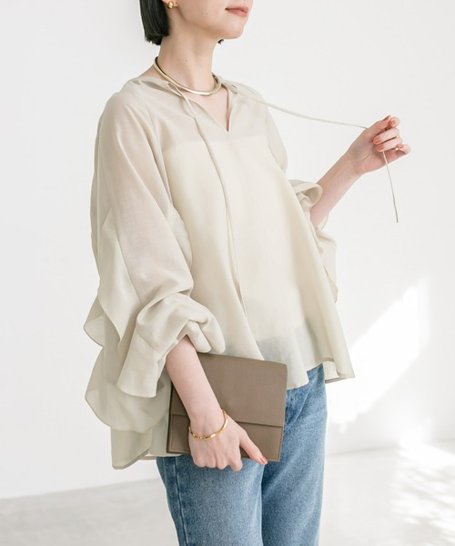 RIVE DROITE(リヴドロワ)の「ラッフルスリーブブラウス(シャツ/ブラウス・レディース・ベージュ/カーキ/ネイビー・FREE)」の1枚目の写真