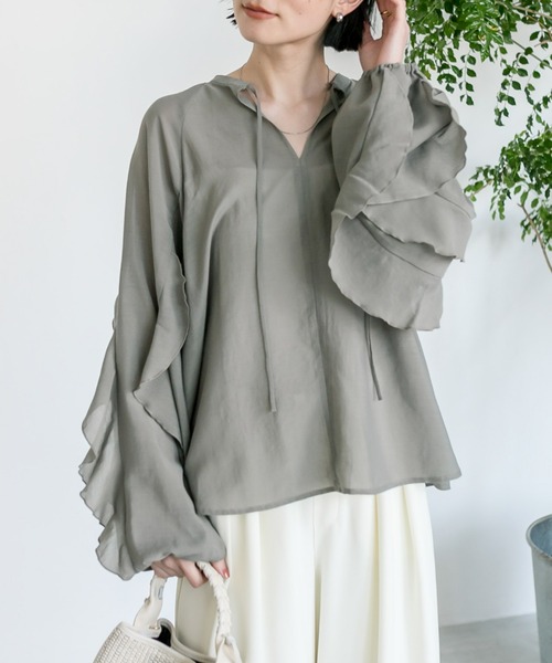 RIVE DROITE(リヴドロワ)の「ラッフルスリーブブラウス(シャツ/ブラウス・レディース・ベージュ/カーキ/ネイビー・FREE)」の2枚目の写真