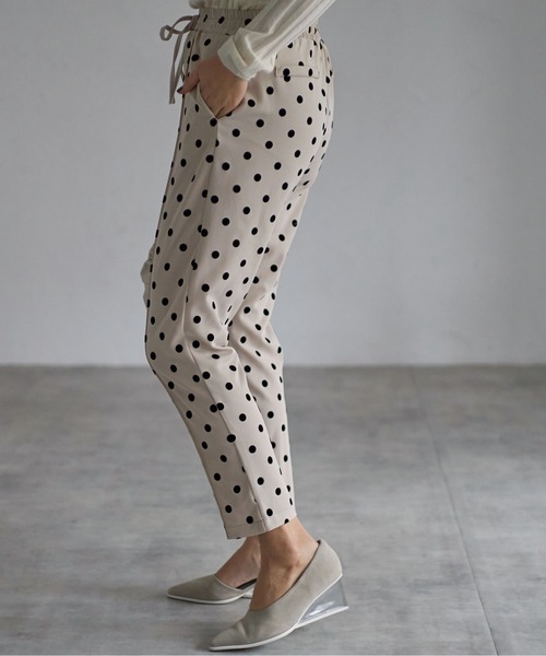 each（イーチ）の「フロッキードットセンターシームパンツ（その他パンツ・レディース・アイボリー/グレー/ブラック・FREE）」の21枚目の写真