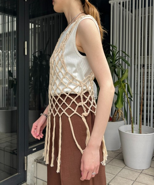 WILLOW（ウィロー）の「【willow】マクラメフリンジベスト（ベスト・レディース・ブラック/ベージュ・ONE SIZE）」の4枚目の写真