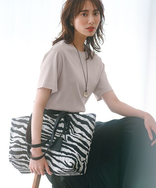 23区(ニジュウサンク)の「【一部店舗限定/接触冷感】ベーシック IT TEE(Tシャツ/カットソー・レディース・ブルー系/ブラック系/ピンク系/ダークブラウン系/ライトグレー系/オールドローズ系/スモーキーグリーン系/ホワイト系・40/38)」の4枚目の写真