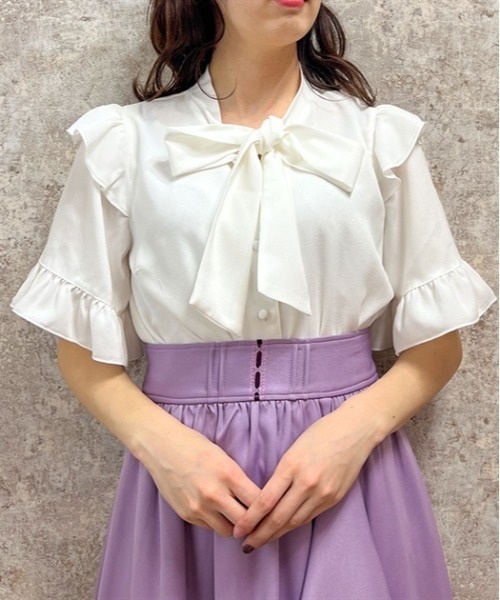 axes femme POETIQUE(アクシーズファムポエティック)の「フリル半袖ブラウス(シャツ/ブラウス・レディース・ホワイト/ピンク/ブラック・MEDIUM)」の2枚目の写真