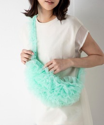 MILLION CARATS | 程良いフリルのボリューム感で存在感を放ちつつ、透明感のあるチュール素材でコーディネートに取り入れやすい仕上がりのフリルボディバッグ(ショルダーバッグ)