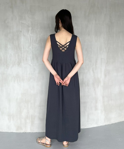 Olu.(オルドット)の「バックシャンノースリニットワンピース(ワンピース・レディース・チャコールグレー/ブラック・0/1)」の3枚目の写真