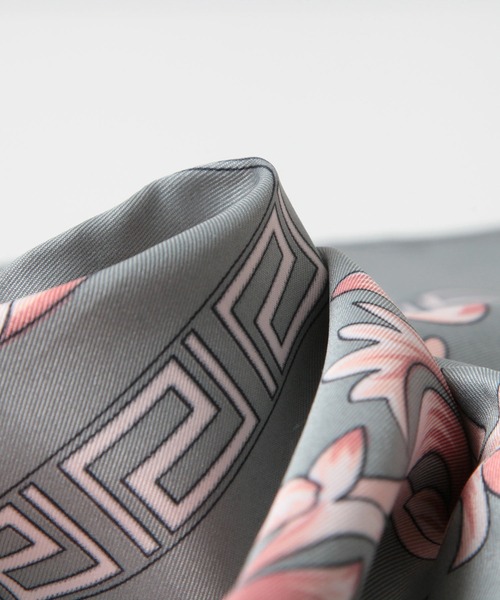 Julia Boutique（ジュリアブティック）の「90×90cmサイズ・ヴィンテージ風サテン生地スカーフ/100018（バンダナ/スカーフ・レディース・R/A/F/E/D/C/B/Q/P/O/N/M/L/K/J/I/H/G/T/S・ONE）」の22枚目の写真