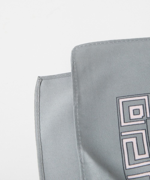 Julia Boutique（ジュリアブティック）の「90×90cmサイズ・ヴィンテージ風サテン生地スカーフ/100018（バンダナ/スカーフ・レディース・R/A/F/E/D/C/B/Q/P/O/N/M/L/K/J/I/H/G/T/S・ONE）」の21枚目の写真