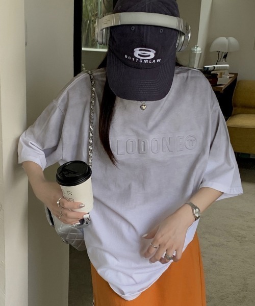CREARE -LINO-（クレアーレリノ）の「【ユニセックス】エンボスロゴ入り グラデーションTシャツ/半袖トップス/グラデ（Tシャツ/カットソー・レディース・ブラック/グレー・FREE）」の3枚目の写真
