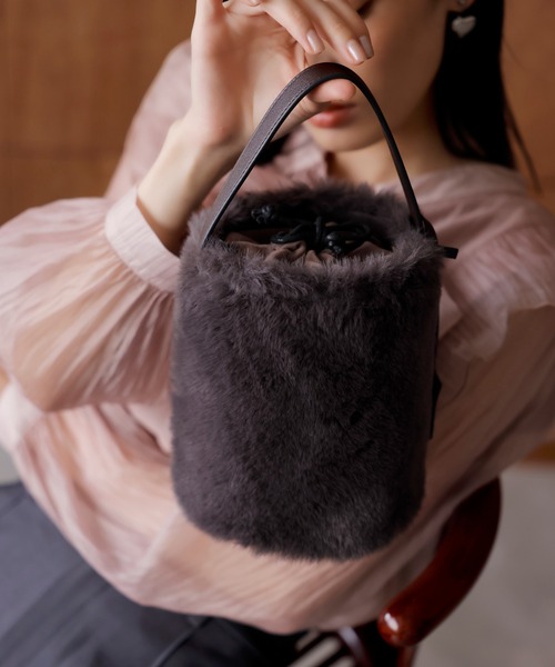 VIS（ビス）の「【2WAY】ふわふわエコファーショルダーバッグ（ショルダーバッグ・レディース・グレー系その他/オフホワイト・FREE）」の2枚目の写真