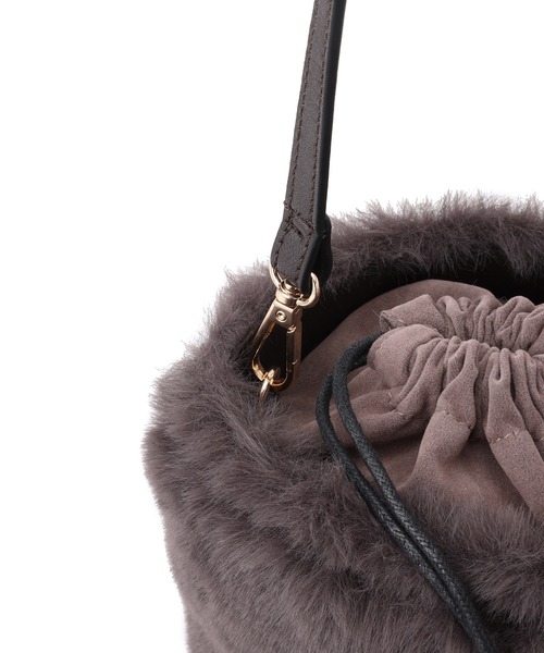 VIS（ビス）の「【2WAY】ふわふわエコファーショルダーバッグ（ショルダーバッグ・レディース・グレー系その他/オフホワイト・FREE）」の6枚目の写真