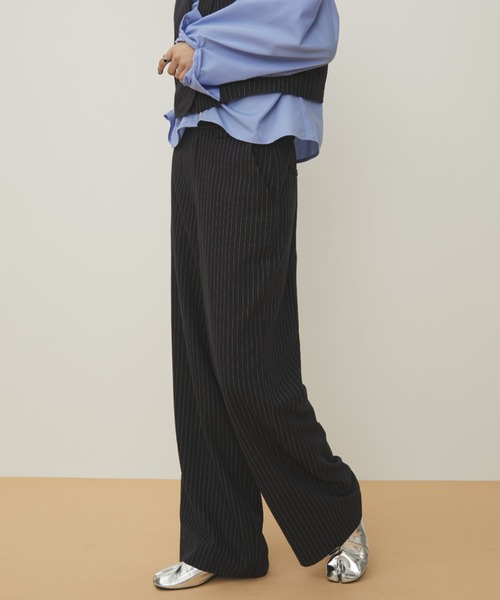 MERLOT（メルロー）の「ストライプワイドストレートスラックス/セットアップ着用可能（スラックス・レディース・ネイビー・FREE）」の4枚目の写真