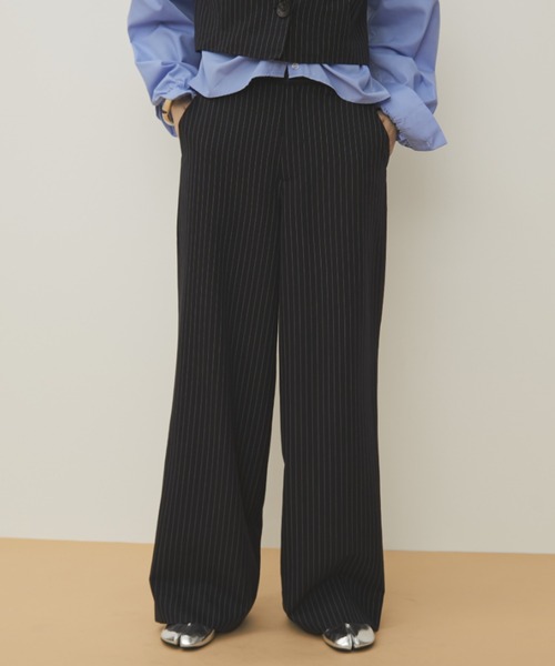 MERLOT（メルロー）の「ストライプワイドストレートスラックス/セットアップ着用可能（スラックス・レディース・ネイビー・FREE）」の2枚目の写真