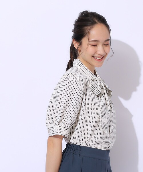 DRESKIP（ドレスキップ）の「◆【2WAY/無理せずキレイ】リボンが華やかさをプラスする 5分袖ブラウス（シャツ/ブラウス・レディース・ブラック系/ブルー系5/アイボリー系・03/02/04）」の8枚目の写真