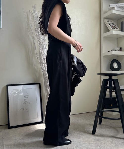 ULEULA（ウルア）の「ワイドVネックサロペット/オールインワン（サロペット/オーバーオール・レディース・モカ/ブラック・FREE）」の14枚目の写真