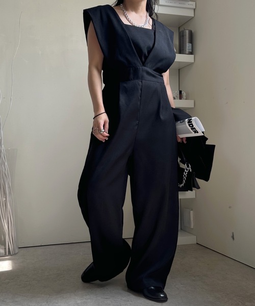 ULEULA（ウルア）の「ワイドVネックサロペット/オールインワン（サロペット/オーバーオール・レディース・モカ/ブラック・FREE）」の9枚目の写真