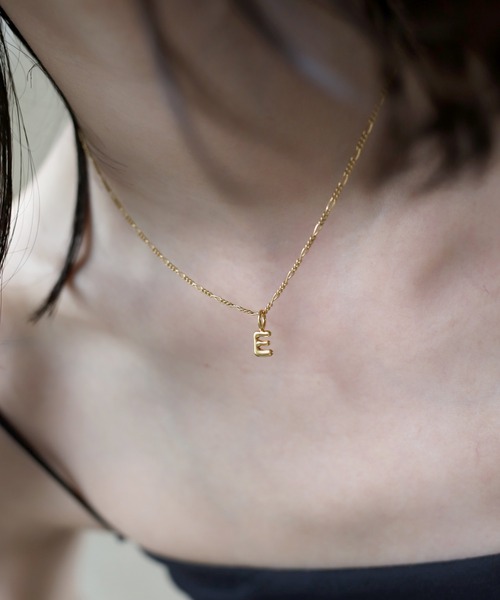 TEN.(テン)の「18KGP ドローイングアルファベットチャーム(チャーム・レディース・ゴールド・S/M/L/A/B/C/D/E/G/H/K/N/O/P/Q/R/T/U/V/W/X/Y/Z/F/J/I)」の11枚目の写真