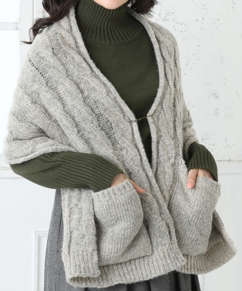 QUEENHEAD（クイーンヘッド）の「ポケット付きケーブルニットストール（ストール/ショール・レディース・グレー/ベージュ/アイボリー・FREE）」の2枚目の写真