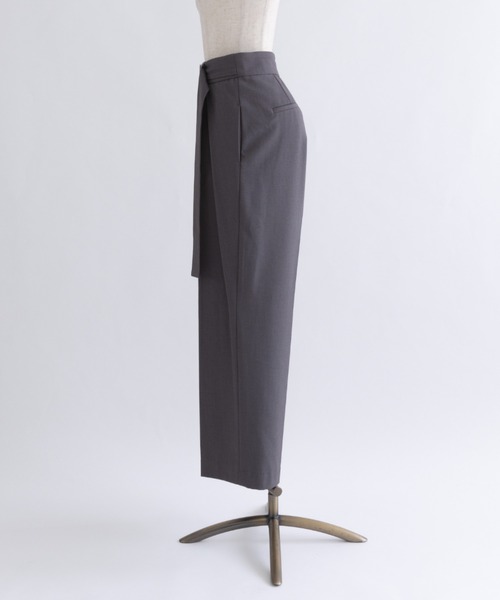 EN NEUME(エンノイム)の「Belted Tuck Wide Pants(スラックス・レディース・ネイビー/ブラック/グレー・1/0)」の13枚目の写真