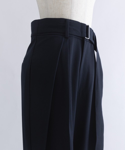 EN NEUME(エンノイム)の「Belted Tuck Wide Pants(スラックス・レディース・ネイビー/ブラック/グレー・1/0)」の20枚目の写真