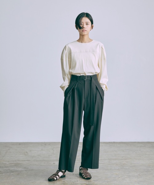 EN NEUME(エンノイム)の「Belted Tuck Wide Pants(スラックス・レディース・ネイビー/ブラック/グレー・1/0)」の8枚目の写真