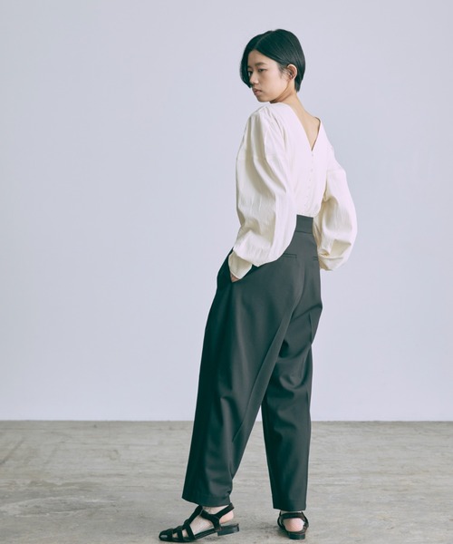 EN NEUME(エンノイム)の「Belted Tuck Wide Pants(スラックス・レディース・ネイビー/ブラック/グレー・1/0)」の9枚目の写真