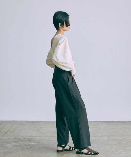 EN NEUME(エンノイム)の「Belted Tuck Wide Pants(スラックス・レディース・ネイビー/ブラック/グレー・1/0)」の10枚目の写真
